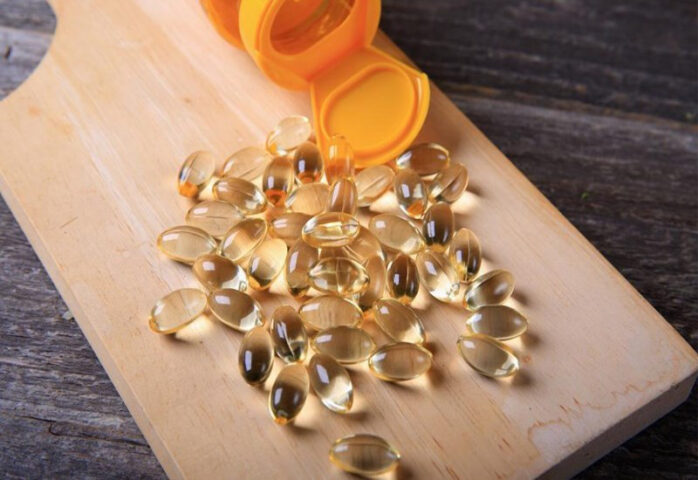 Vitamin E dạng viên và thực phẩm giàu vitamin E như bơ, hạt, cải bó xôi giúp da khỏe mạnh khi bị mụn nên uống vitamin gì