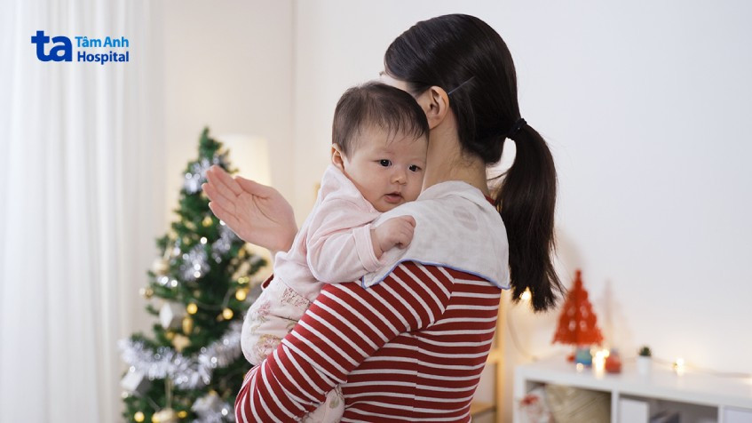 Vỗ ợ hơi cho bé sau khi bú sữa bình để tránh trớ