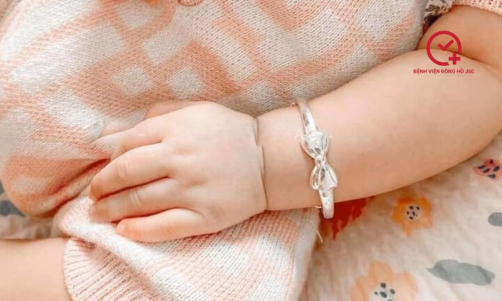 Vòng tay bạc cho bé gái