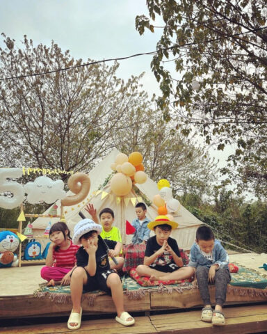 Vườn hoa bãi đá sông Hồng là địa điểm cắm trại quen thuộc của nhiều gia đình ở Hà Nội.