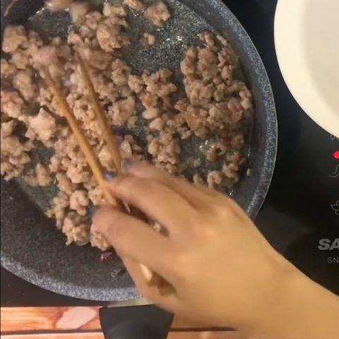 Thịt băm xào thơm ngon cho cháo hàu đậu xanh