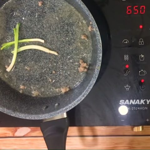 Hàu tươi xào nhanh tay để giữ độ ngọt