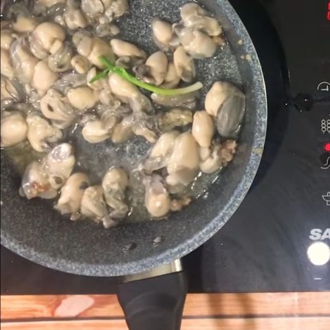 Thành phẩm hàu và thịt băm đã xào xong