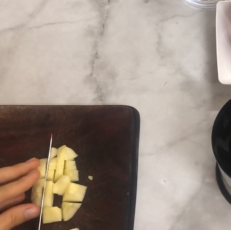 Xay nhuyễn táo để tạo độ mịn cho món cháo bánh mì táo của bé