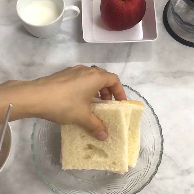 Xé nhỏ bánh mì để dễ dàng hòa quyện vào cháo bánh mì táo