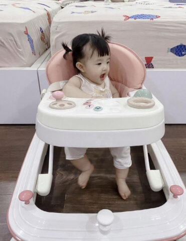 Xe tập đi hình con vật ngộ nghĩnh, là quà tặng sinh nhật cho bé gái ở giai đoạn chập chững biết đi