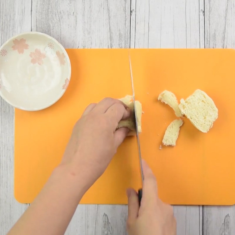 Xé vụn bánh mì sandwich mềm để dễ nấu cháo cho bé