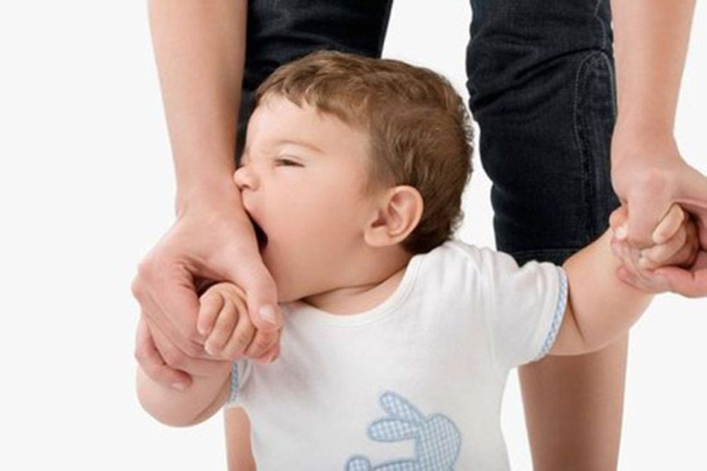 Xử lý bình tĩnh và dứt khoát ngay khi bé 2 tuổi cắn bạn