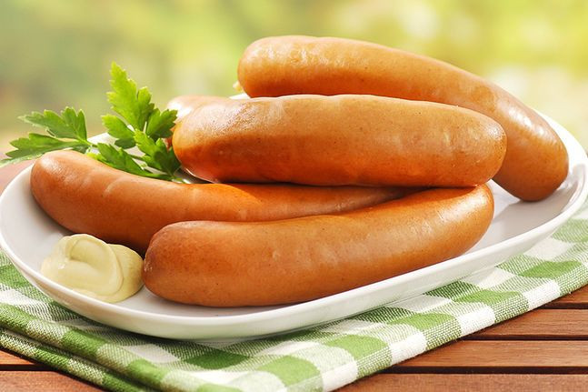 Xúc xích tươi ngon được chuẩn bị để chế biến, gợi ý cách làm xúc xích tại nhà an toàn để tránh lo lắng ăn xúc xích luộc có béo không