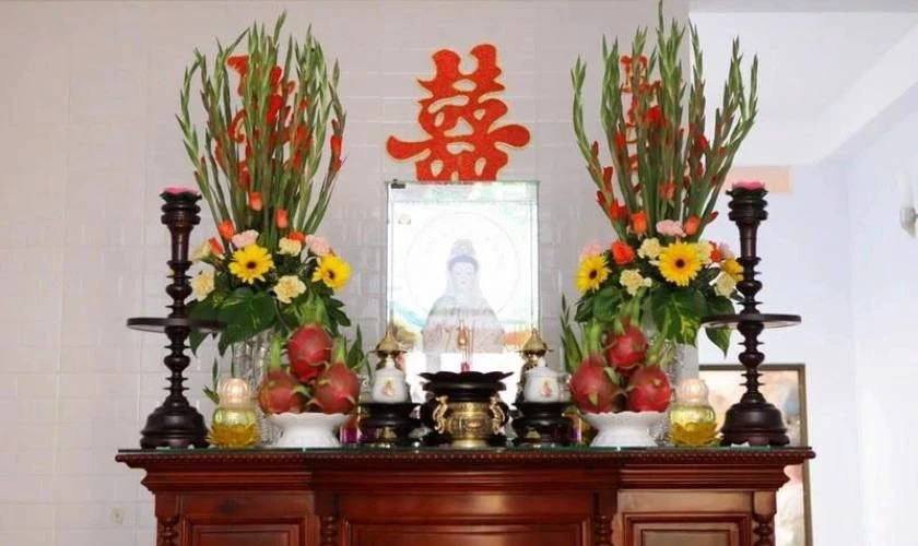 Ý nghĩa tâm linh của việc cắm hoa bàn thờ đẹp ngày Tết, thể hiện lòng thành kính tổ tiên