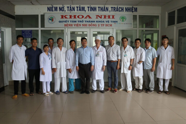 Y tá tận tình chăm sóc bệnh nhi tại khoa nội Bệnh viện Nhi Đồng Nguyễn Du