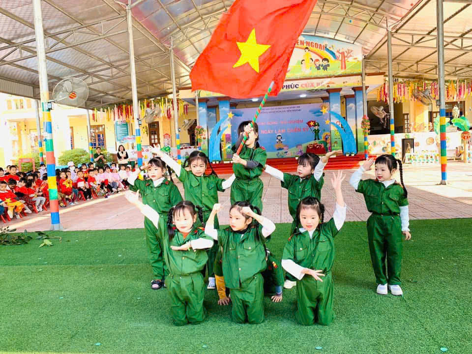 Hình Ảnh Những Em Bé Dễ Thương: Khoảnh Khắc Tuổi Thơ Đáng Yêu