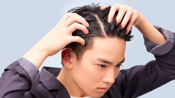Nên dùng dầu gội và dầu xả chứa nhiều chất dưỡng ẩm cho tóc xoăn