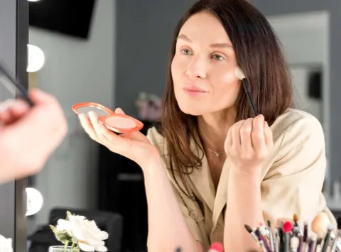 Làm thế nào để giữ lớp trang điểm lâu trôi bền đẹp suốt ngày dài