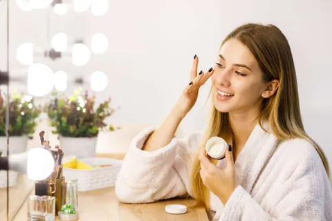 Làm thế nào để giữ lớp trang điểm lâu trôi bền đẹp suốt ngày dài