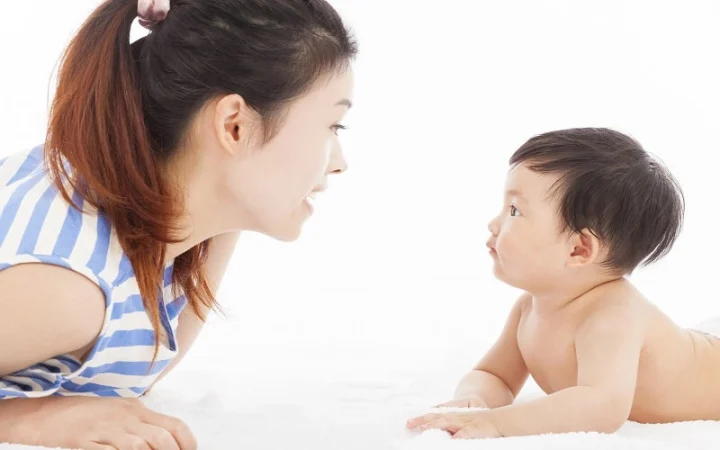 Trẻ Mấy Tháng Biết Hóng Chuyện: Dấu Hiệu & Cách Giúp Bé Phát Triển Ngôn Ngữ Sớm
