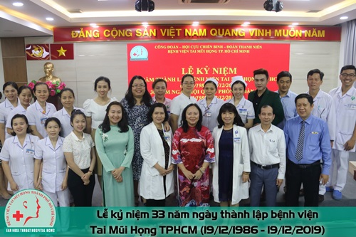 Tập thể lãnh đạo và nhân viên Bệnh viện Tai Mũi Họng TP.HCM tại buổi lễ kỷ niệm