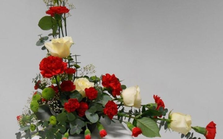 Cách cắm hoa hồng bình tròn thấp theo hình chữ L