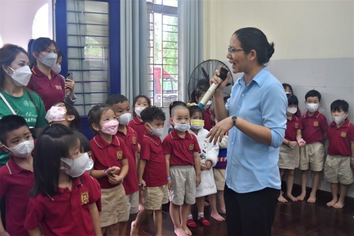 Dành thời gian trò chuyện và nhắc nhở trẻ