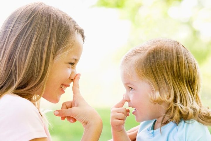 Trẻ Mấy Tháng Biết Bắt Chước? Mốc Phát Triển Chi Tiết