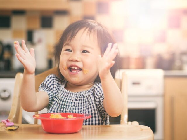 Chơi ú òa giúp bé làm quen với việc mẹ vắng mặt để làm sao để bé bớt bám mẹ
