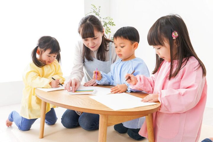 Cách cho bé làm quen với người thân để làm sao để bé bớt bám mẹ