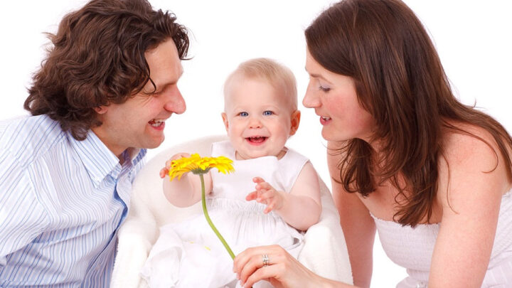 Tải mẫu ảnh em bé gái đáng yêu cười tươi