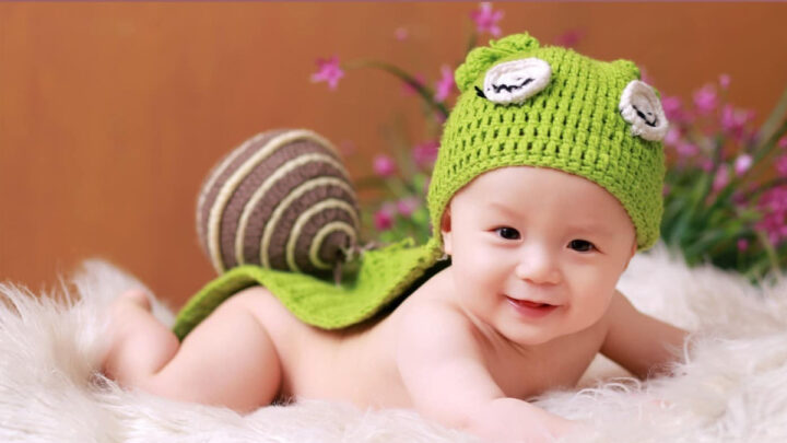 Ảnh em bé đáng yêu cười tươi trong bộ trang phục ngộ nghĩnh