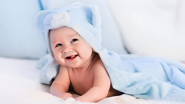 Ảnh em bé đáng yêu cười ngộ nghĩnh với đôi má phúng phính