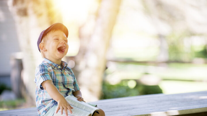 Tải hình ảnh em bé đáng yêu cười hồn nhiên