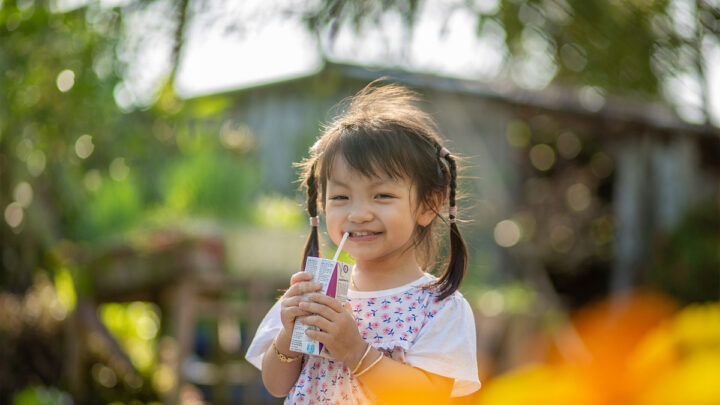 Hình ảnh em bé đáng yêu cười hồn nhiên thu hút ánh nhìn