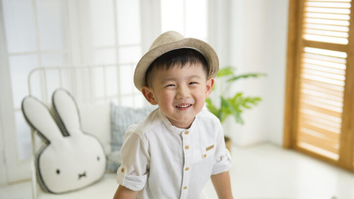 Ảnh bé trai đáng yêu cười ngộ nghĩnh với biểu cảm đáng yêu