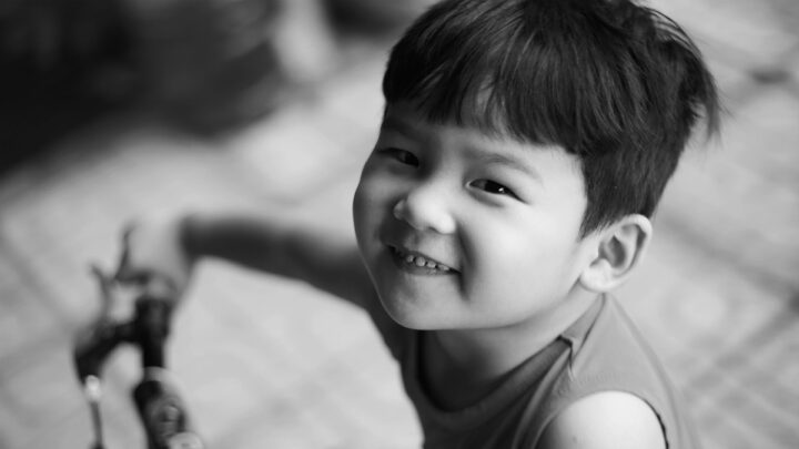 Ảnh em bé trai đáng yêu cười vui vẻ ngây thơ mới nhất