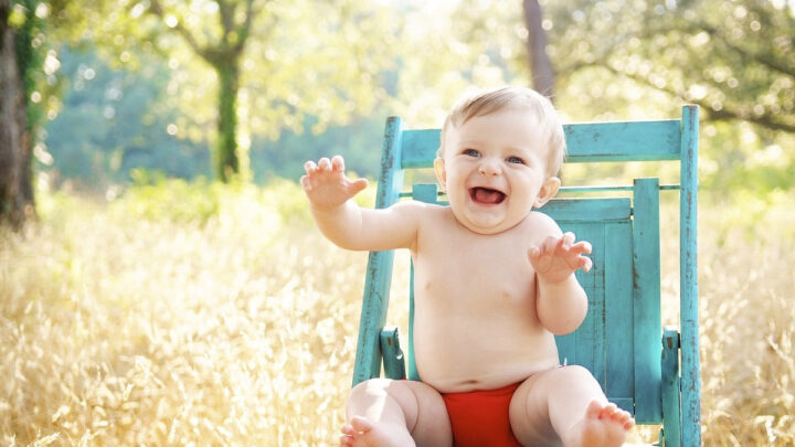 Ảnh em bé đáng yêu cười vui vẻ khi đi chơi