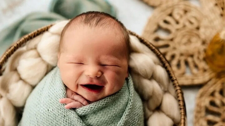 Bức ảnh chụp lại khoảnh khắc bé trai đáng yêu cười hài hước