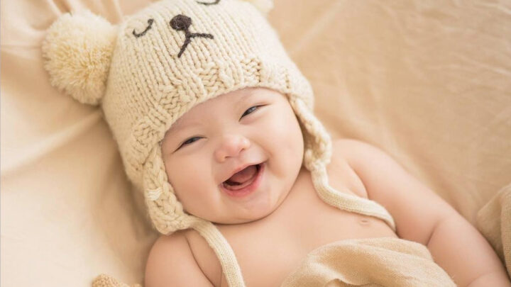 Ảnh em bé trai đáng yêu cười tinh nghịch trong một ngày vui chơi