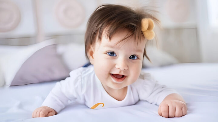 Ảnh em bé gái đáng yêu cười dễ cưng