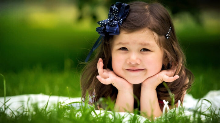 Hình ảnh em bé gái đáng yêu cười chúm chím