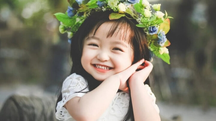 Mẫu ảnh em bé gái đáng yêu cười đẹp