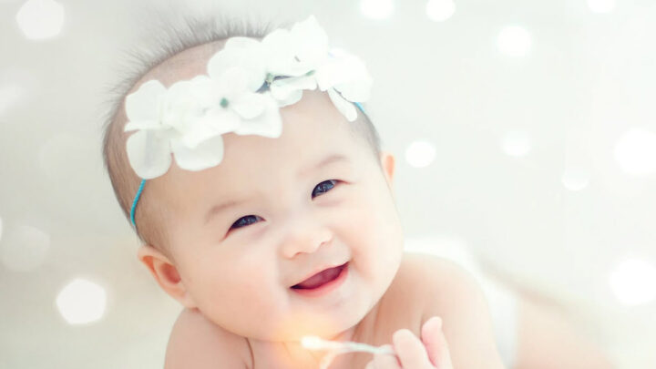 Tải ảnh em bé gái đáng yêu cười chất lượng cao
