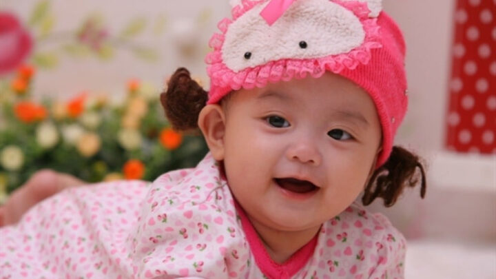 Bức hình em bé đáng yêu cười hài hước, khiến mọi phiền muộn tan biến