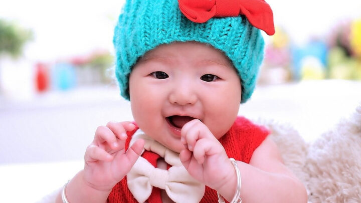 Ảnh em bé gái đáng yêu cười ngây thơ