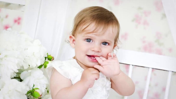 Ảnh em bé đáng yêu cười vui vẻ xóa bỏ mọi phiền muộn