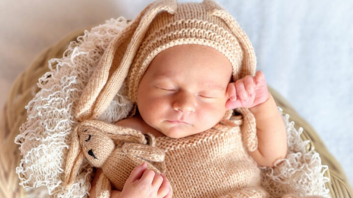 Ảnh em bé gái đáng yêu cười mỉm