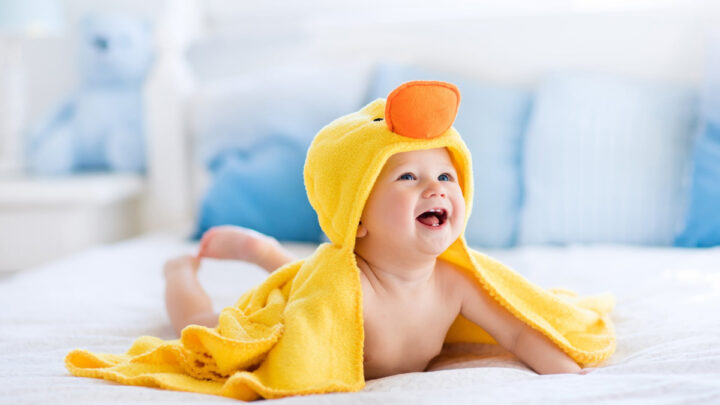 Hình ảnh em bé đáng yêu cười ngây thơ