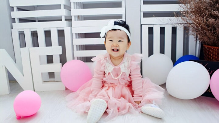 Hình ảnh em bé đáng yêu cười hài hước