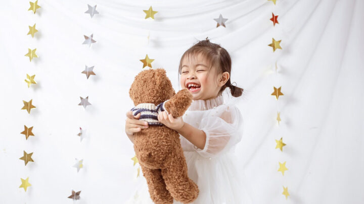 Ảnh em bé gái đáng yêu cười tươi vui