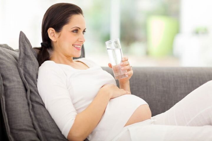 Uống đủ nước ấm giúp làm loãng dịch nhầy khi bầu bị nghẹt mũi