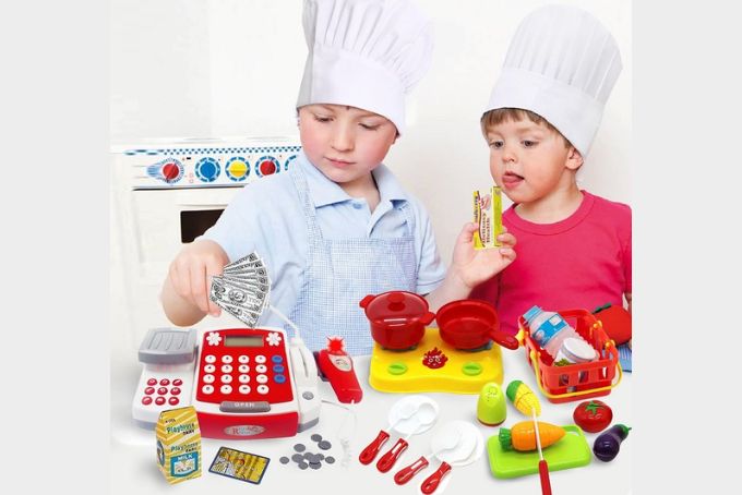 Bé chơi bán đồ hàng rèn luyện giao tiếp và nhận biết đồ vật