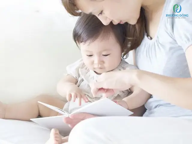 Bé 10 tháng biết đã biết bắt chước người lớn
